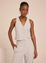 Chaleco sastrero color gris claro con patrón de cuadros, escote en V, cierre frontal con botones y bolsillos delanteros decorativos.