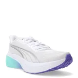 Championes de running Puma modelo Darter Pro Fade, con capellada de malla técnica en color blanco y detalles en plateado. Cuenta con entresuela Profoam Lite con efecto degradado de turquesa a violeta y suela de goma en color violeta.