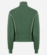 Campera deportiva de microfibra color verde oscuro, con cuello alto, manga larga y cierre frontal. Presenta recortes estructurados con vivos contrastantes claros, barra ajustada y puños alargados.