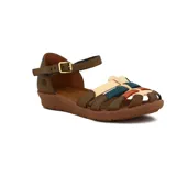 Sandalia de cuero con talón cerrado y ajuste mediante correa con hebilla metálica. La capellada presenta un diseño de tiras entrelazadas en colores marrón, beige, azul y terracota, con suela de goma antideslizante.