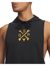 Musculosa deportiva con capucha de la línea Project Rock, color negro con estampado gráfico dorado en el pecho. Presenta sisas amplias, bolsillo canguro delantero y bajo con forma.