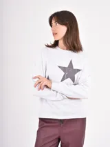 Buzo de cuello redondo y manga larga, color gris jaspeado con estampado de dos estrellas en tono oscuro con efecto desgastado.