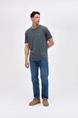 Jean de corte tapered, holgado en la cadera y levemente ajustado hacia los tobillos, con tiro medio y lavado azul clásico.