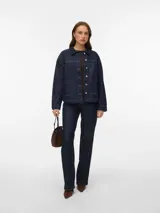 Campera tipo shacket de denim en color azul oscuro, con cuello clásico, cierre frontal con botones metálicos y dos bolsillos frontales de parche.