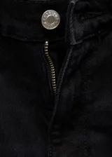 Jeans mom-fit de tiro alto y lavado negro, con diseño de cinco bolsillos, trabillas para cinto y cierre frontal con cremallera y botón metálico.