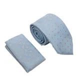 Corbata celeste con estampado de flores pequeñas y pañuelo de bolsillo haciendo juego.
