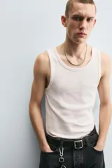 Musculosa negra ajustada de algodón con elasticidad, cuello redondo y sisa ancha.