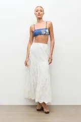 Top de bikini bandeau color azul con detalle de bordado floral en hilo crudo en el lateral.