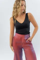 Top ajustado color gris claro, con escote en V pronunciado tanto en el frente como en la espalda, y tirantes anchos.