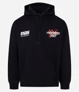 Buzo con capucha y bolsillo canguro, confeccionado en algodón con felpa. Presenta un diseño estampado con temática de carreras en el frente y la espalda, con corte relajado y cordón ajustable en la capucha.