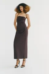 Vestido midi de escote recto con cuello halter y aplicación metálica tipo choker. Presenta frunces laterales en el delantero, abertura en la espalda y cierre con cremallera oculta.