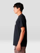 Remera negra de manga corta con estampado gráfico de Mountain Hardwear en el pecho en color blanco.