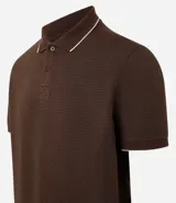 Polo de manga corta marca Marfinno, confeccionada en tejido de algodón con textura tipo waffle. Presenta cuello solapa con detalle de línea en contraste y cierre frontal con botones.