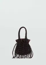 Bolso de mano marrón con cuentas y forro de satén. Tiene asa corta trenzada y bolsa interior.