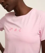 Remera deportiva de microfibra color rosado, con cuello redondo, manga corta y bajo redondeado. Cuenta con un pequeño estampado en el pecho.