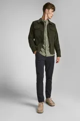 Pantalón chino negro de corte slim fit, con cierre de cremallera y confeccionado en tela con elastano.