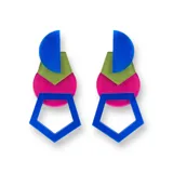 Par de aros colgantes con formas geométricas en azul, verde y rosa.