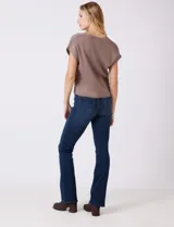 Cardigan tejido en hilado fino color marrón, con escote en V, mangas cortas y abertura central con botones metálicos dorados.