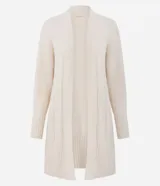 Cardigan abierto de largo medio, confeccionado en punto texturizado con diseño de cables marcados y puños acanalados.