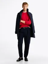 Remera de manga larga roja con cuello redondo y logo bordado en el pecho. Corte extra slim.