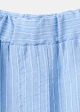 Short celeste con sutiles rayas verticales blancas, de tiro regular y silueta relajada, con cintura elástica.