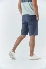 Bermuda tipo chino de gabardina texturizada, con diseño de cinco bolsillos, cierre de cremallera y botón frontal.