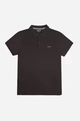 Remera polo color marrón, de manga corta, con cuello y tapeta de dos botones. Presenta el logo de la marca Mistral estampado en el pecho.