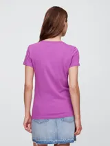 Remera de algodón color rosa con logo de la marca GAP estampado en color verde.