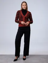 Cárdigan en tejido soft con estampado pata de gallo, marca Philosophy. Escote en V y abertura central con botones ocultos.