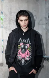 Remera de algodón con efecto nevado, corte oversize y estampa frontal de un oso de peluche rosa con máscara de gas rodeado por una estructura ósea.