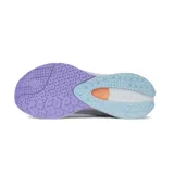 Championes de running 361º, color blanco con detalles en lavanda y celeste. Presentan una estructura de malla transpirable, entresuela con amortiguación y refuerzo estabilizador en el talón.