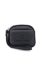 Monedero compacto de símil cuero con textura granulada, cuenta con un compartimento principal con cierre, correa de mano y un bolsillo frontal con solapa y botón a presión.