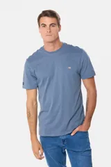 Remera básica de algodón color azul marino, de manga corta, con cuello redondo y logo bordado en el frente.