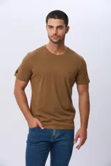 Remera lisa de manga corta y cuello redondo, color gris oscuro, de calce cómodo con pequeño logo bordado en el pecho.