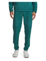 Pantalón deportivo Under Armour Challenger, color verde esmeralda, con cintura elástica, bolsillos laterales con cierre y puños elásticos en los tobillos.