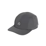 Gorra gris oscuro de la colección Adidas Mercedes-AMG Petronas F1, con visera plana y el logo de la marca automovilística impreso en el frente.
