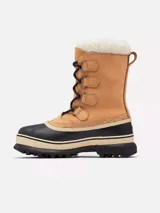 Bota de nieve Sorel modelo Caribou, con diseño impermeable de caña media. Presenta una parte superior de nubuck color tostado con cordones negros, base de goma vulcanizada negra y borde de pelo sintético en la parte superior.