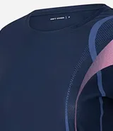 Remera deportiva blanca de microfibra con mangas cortas y estampado de ondas verticales en tonos gris y amarillo.