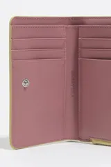 Billetera mediana con exterior rígido y textura brillante, con estampado de leopardo en tonos azul celeste, negro y naranja. Presenta cierre de cremallera y logo metálico de Bimba y Lola en el frente.