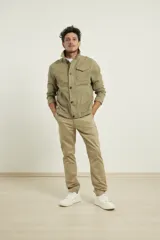 Pantalón de gabardina color verde militar, de corte recto y tiro medio.