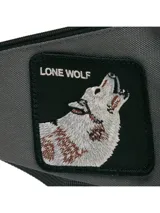 Riñonera gris con parche de lobo aullando y detalles de marca.