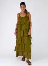 Vestido largo verde militar de tirantes finos, con diseño de múltiples volantes en capas y caída fluida.