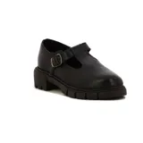 Zapatos guillerminas de cuero sintético negro, con correa sobre el empeine y hebilla metálica dorada. Plataforma con suela track.