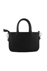 Cartera tipo bandolera de diseño compacto, color rosado, con doble asa superior y correa ajustable extraíble. Presenta un aplique metálico circular con logo en el centro y cierre superior.