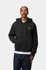 Buzo con cierre frontal y capucha de la marca Carhartt, en color negro. Presenta un diseño minimalista con el logo de la marca bordado en pequeño en el lado izquierdo del pecho, bolsillos tipo canguro y puños y ruedo acanalados.
