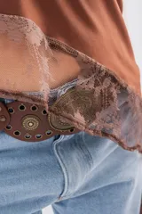 Polera de seda con lycra color blanco, de cuello alto y espalda descubierta. Presenta un diseño asimétrico en la parte inferior con un detalle de encaje sutil en el ruedo.