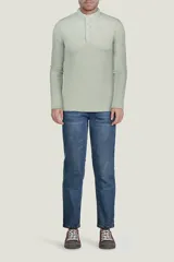 Remera de manga larga color negro, confeccionada en algodón, con cuello redondo y cierre frontal parcial con botones.