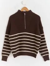 Sweater de punto a rayas horizontales en color marrón y crema, con cuello alto y cierre frontal parcial. Presenta un diseño de manga larga con detalles de hilo brillante en las rayas claras.