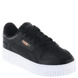 Championes urbanos Puma modelo Carina Street con suela de plataforma. Presentan un diseño en capas con base blanca, detalles en gris claro y franja lateral en tono verde menta suave. Cuentan con cierre de cordones y suela de goma con relieve en la puntera y talón.
