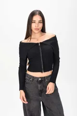 Top negro de punto acanalado con escote off-shoulder, mangas largas y cierre frontal completo con cremallera.